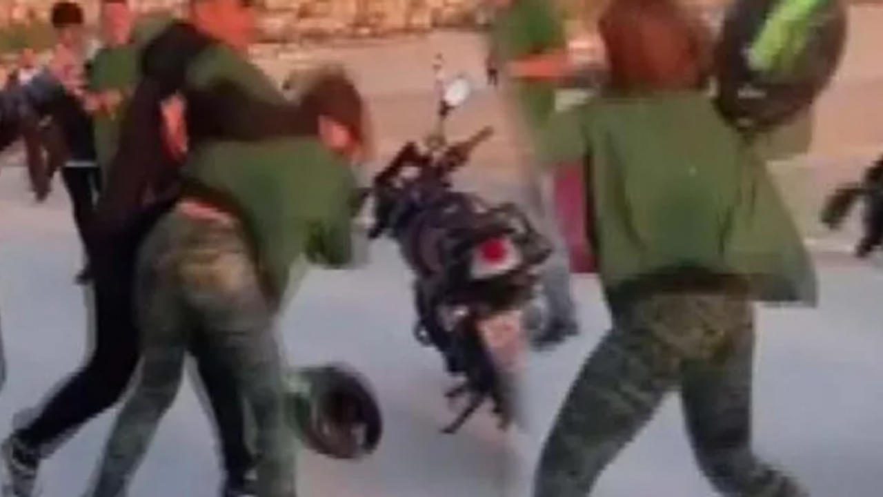 Akılalmaz Olay! Motosikletli Kadını Darp Etti