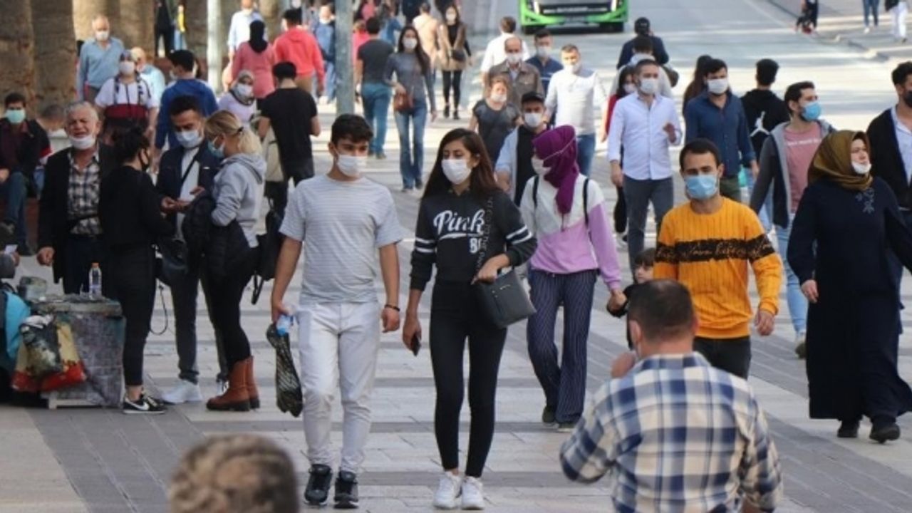 Hastaneler hariç her yerde maske yasağı kaldırıldı