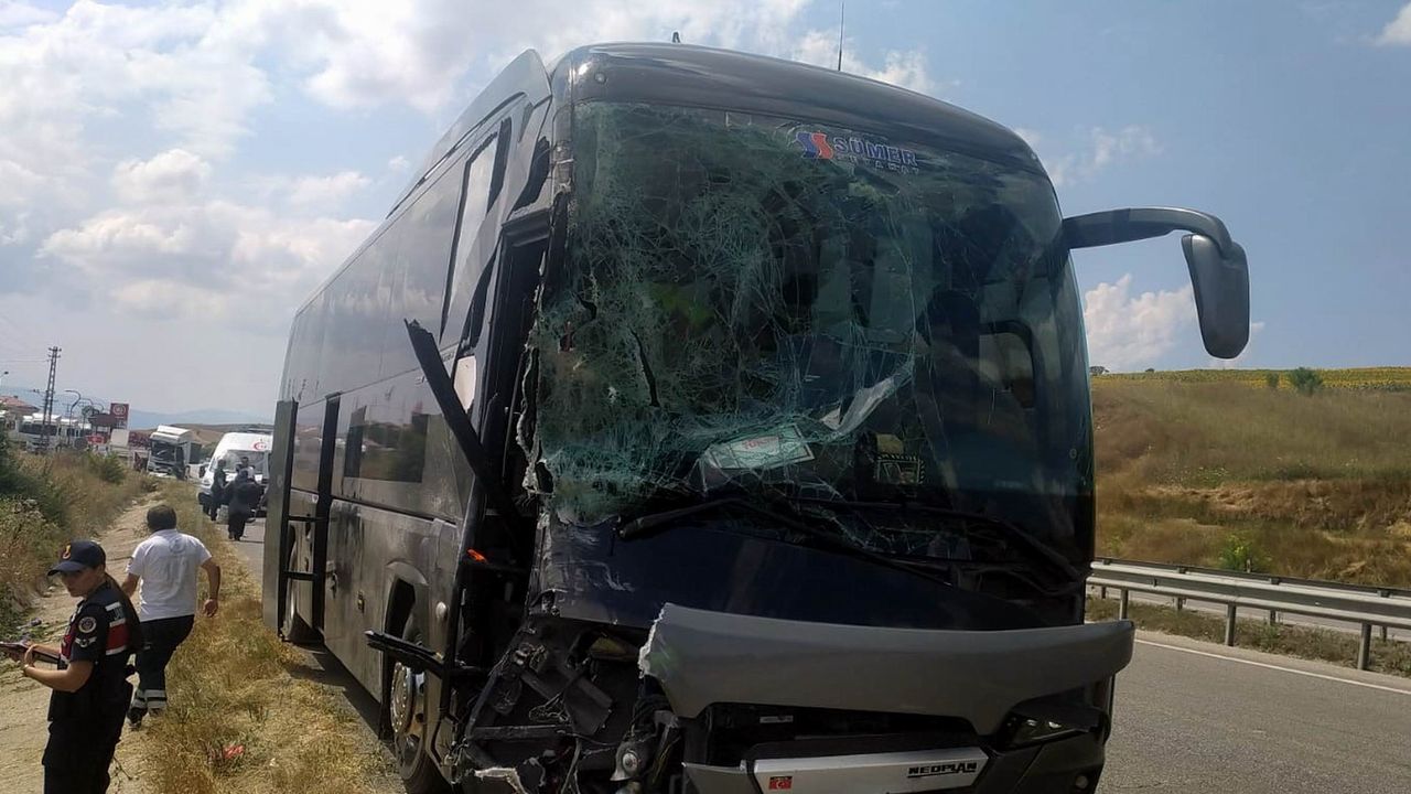 Tur otobüsü tırla çarpıştı; sürücü ve 2 çocuk yaralandı!