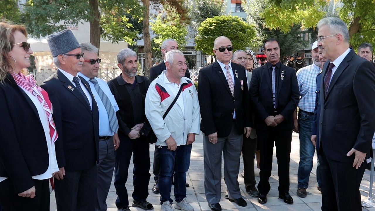 Eskişehir'de Gaziler Günü nedeniyle Atatürk anıtına çelenk sunuldu