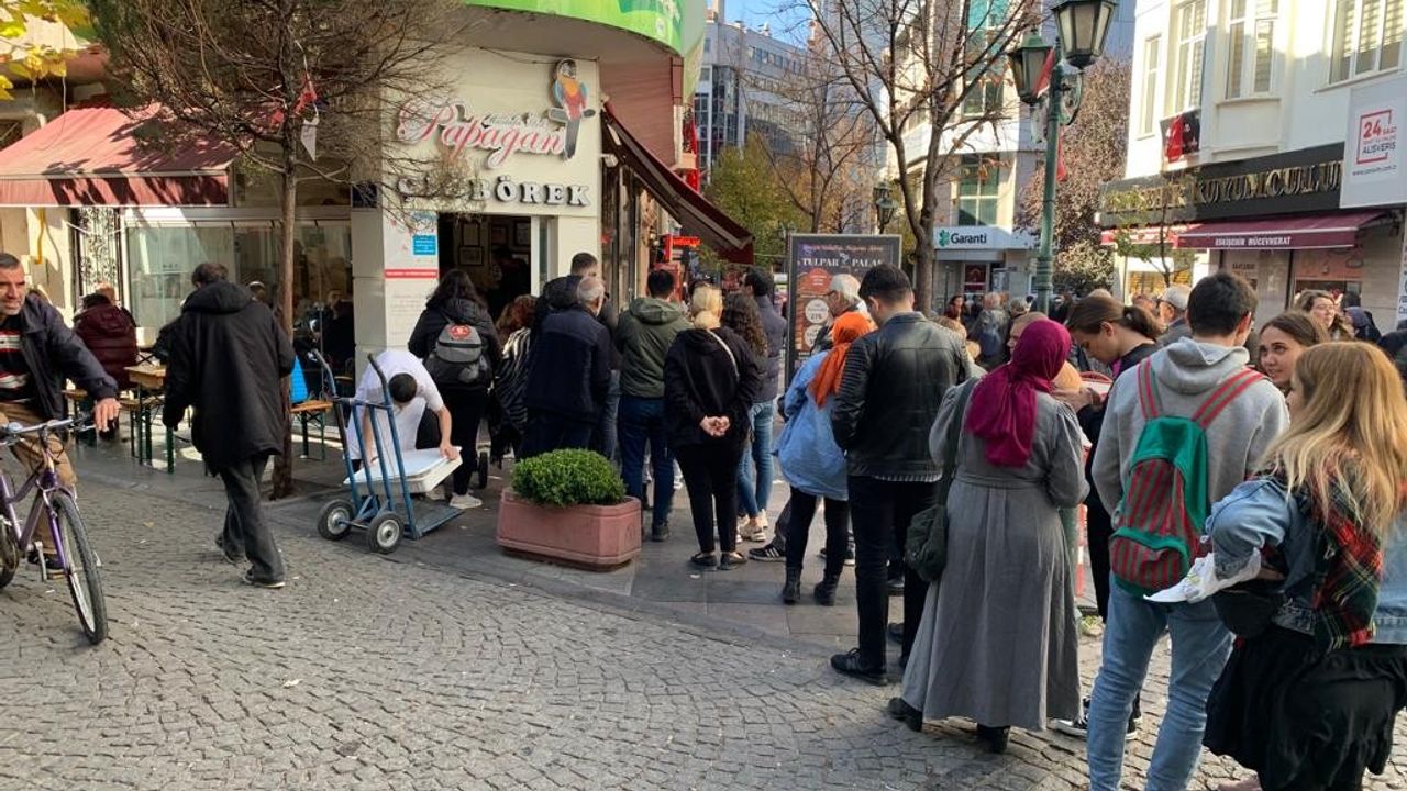 Turistler Eskişehir’deki çibörek dükkanlarına akın etti