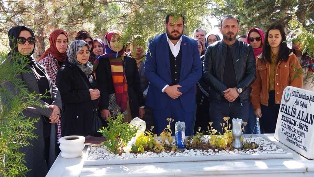 Vefat eden Eskişehirli ambulans şoförü Halis Alan mezarı başında anıldı