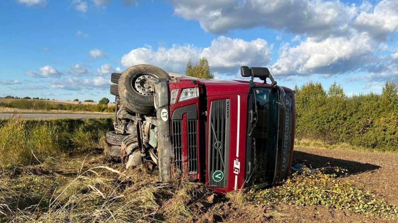 Devrilen traktörün altında kalan çift hayatını kaybetti
