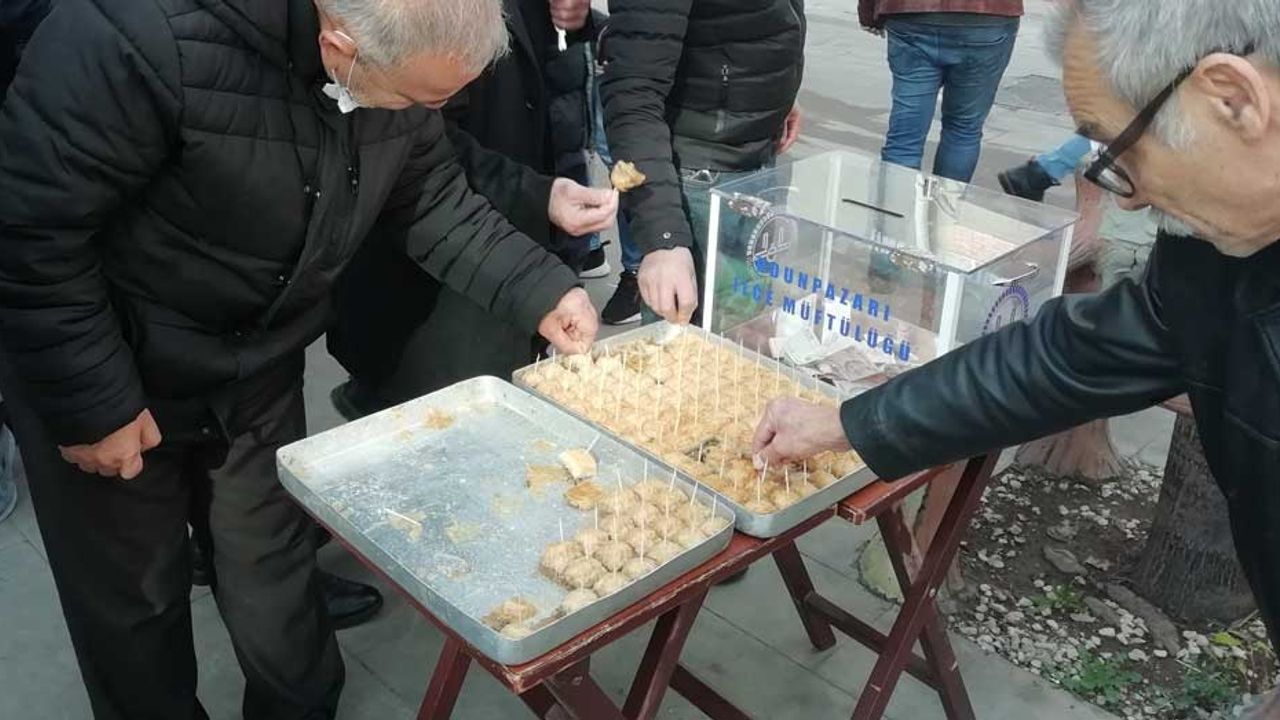 Eskişehir'de cuma namazından çıkan vatandaşlara baklava ikram edildi
