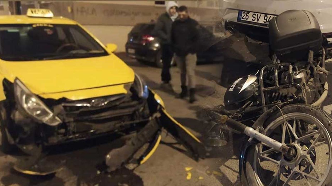 Eskişehir'de yol ayrımına kontrolsüz giren ticari taksi kazaya neden oldu!
