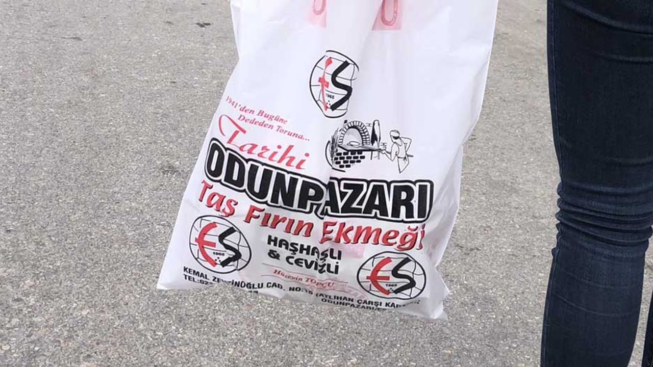 Eskişehir'e gelen turistler Eskişehirspor logolu poşetlerle kentlerine dönüyorlar!