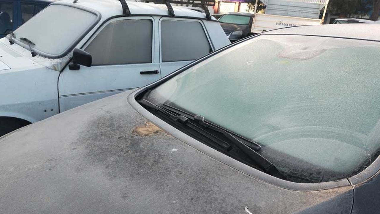 Eskişehir'de gece saatlerinde hava çok soğudu, araç camlarını buz tuttu!