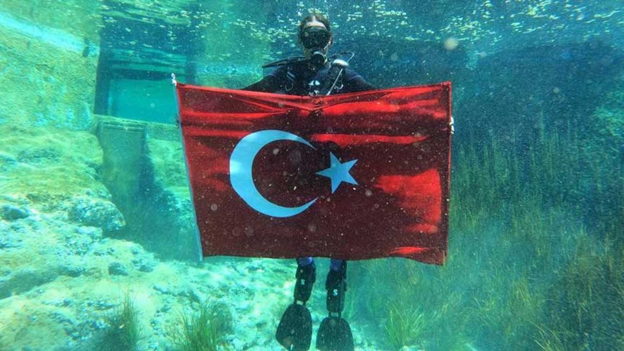Soğuk suya rağmen metrelerce derine dalarak Türk Bayrağı açtı