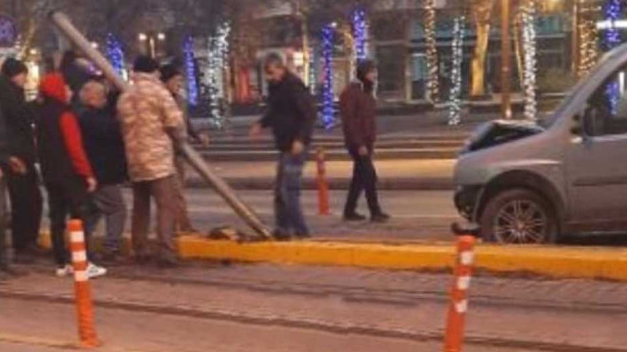 Eskişehir'de tramvay seferlerini aksatan kaza!