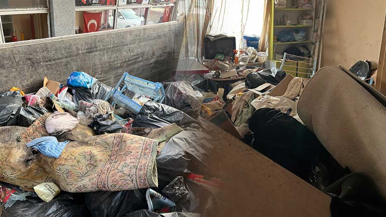 Eskişehir'de ilginç durum; Bir evden yaklaşık 40 ton çöp çıktı!
