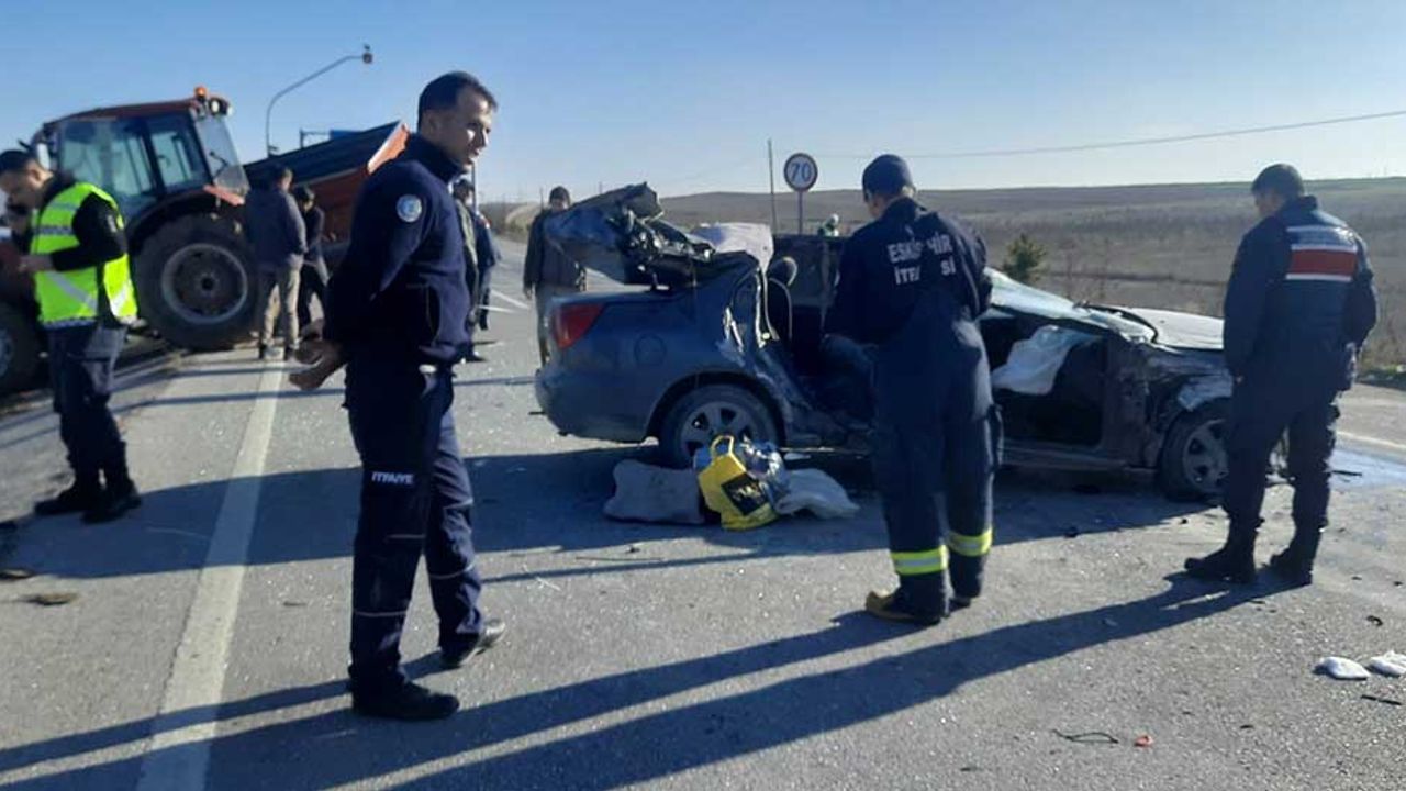 Eskişehir - Konya yolunda feci kaza; Otomobil önüne çıkan traktöre çarptı!