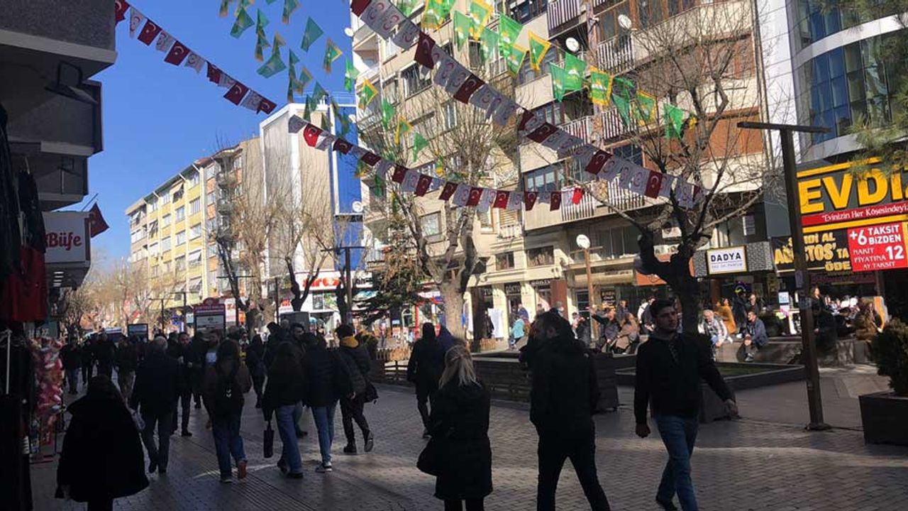 Eskişehir’de siyasi partilerin bayrak yarışı başladı!