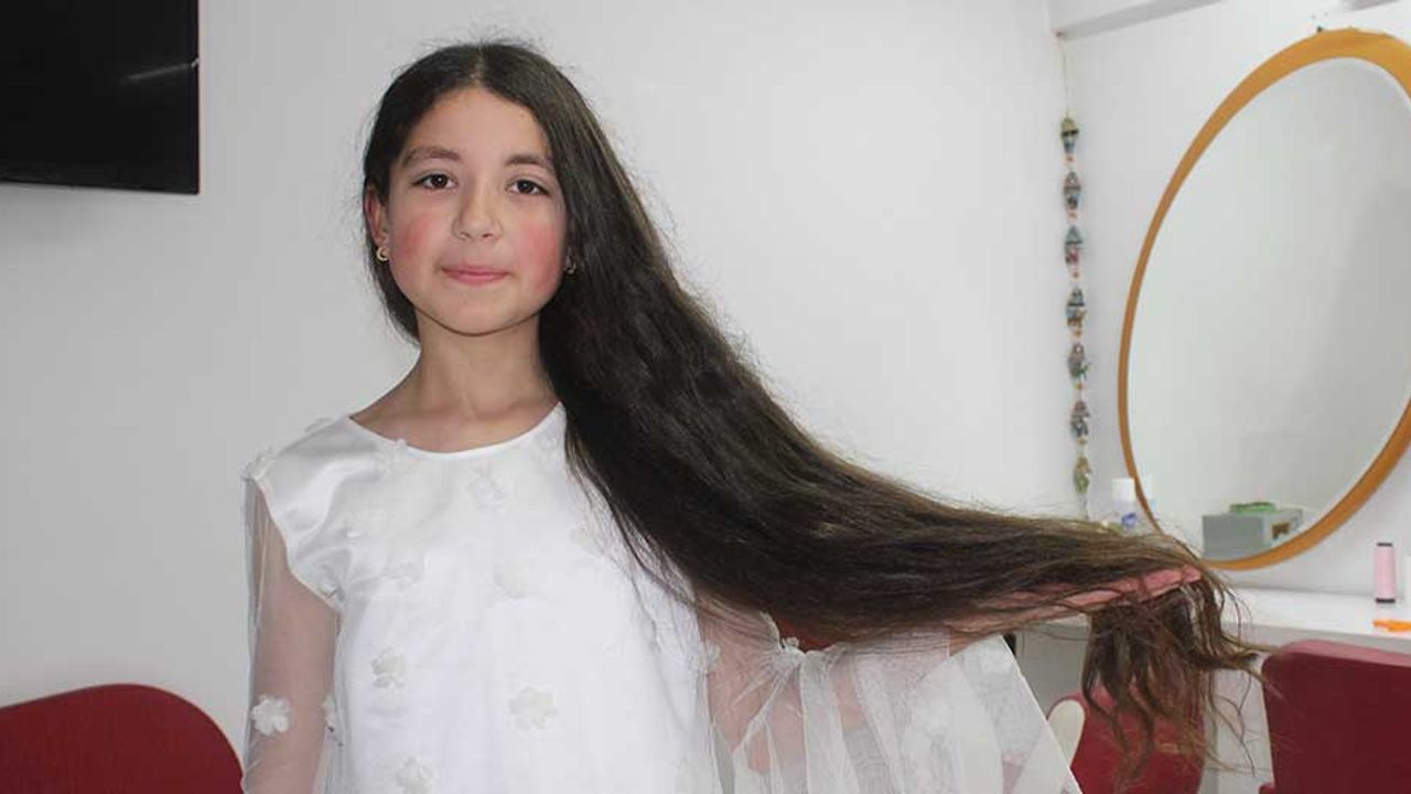 10 yaşındaki Zeynep'ten alkışlanacak hareket; Gözü gibi baktığı saçlarını bağışladı!