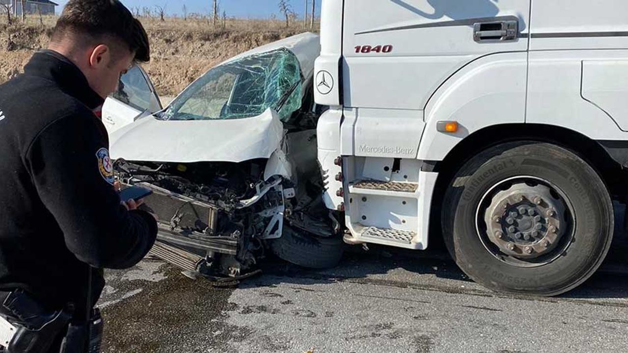Emirdağ'da ölümlü trafik kazası; Hurdaya dönen araçtan sağ çıkamadı!