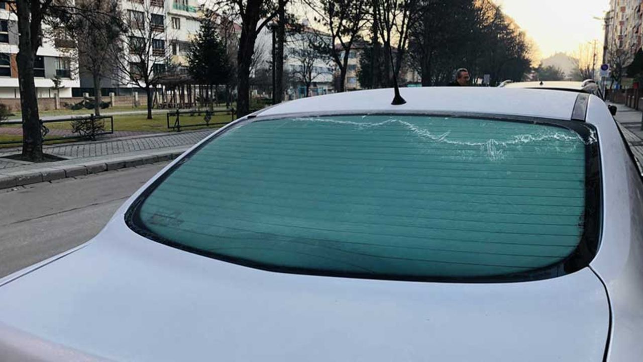Eskişehir'de kar yağışı yok ama araç camları yine buz tuttu!