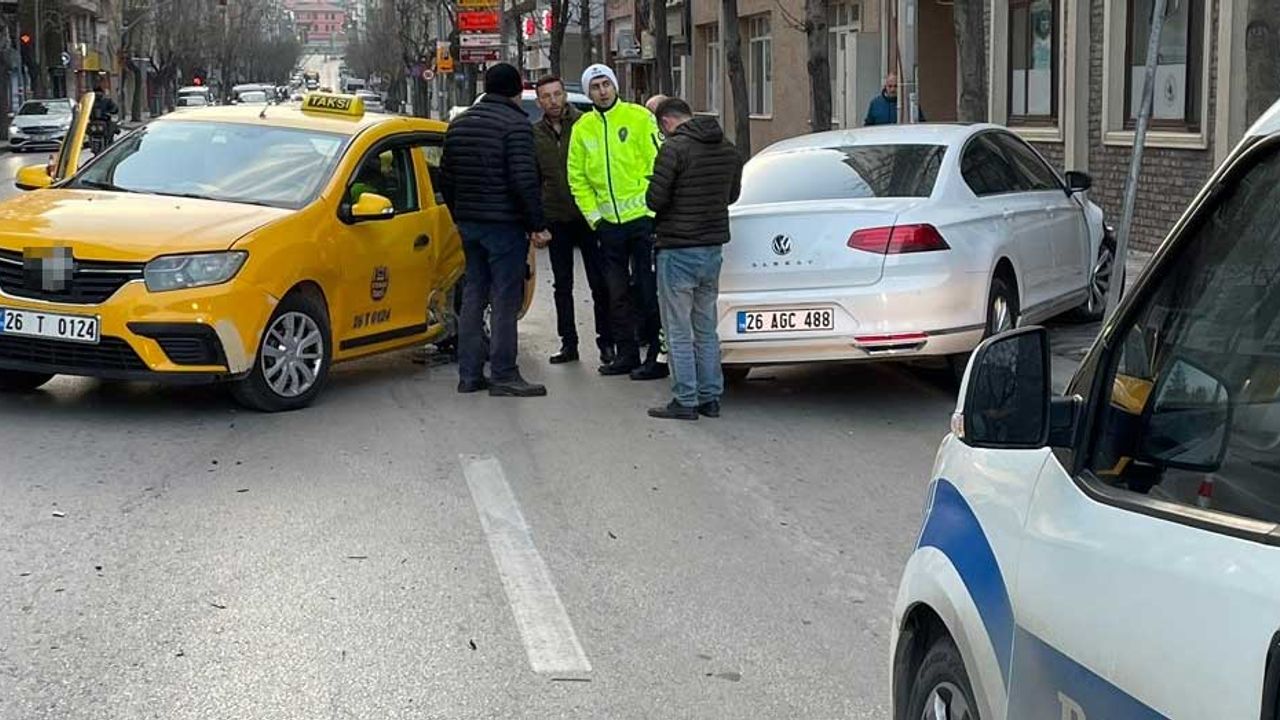 Eskişehir'in merkezinde feci kaza; Sürücünün durumu ağır!