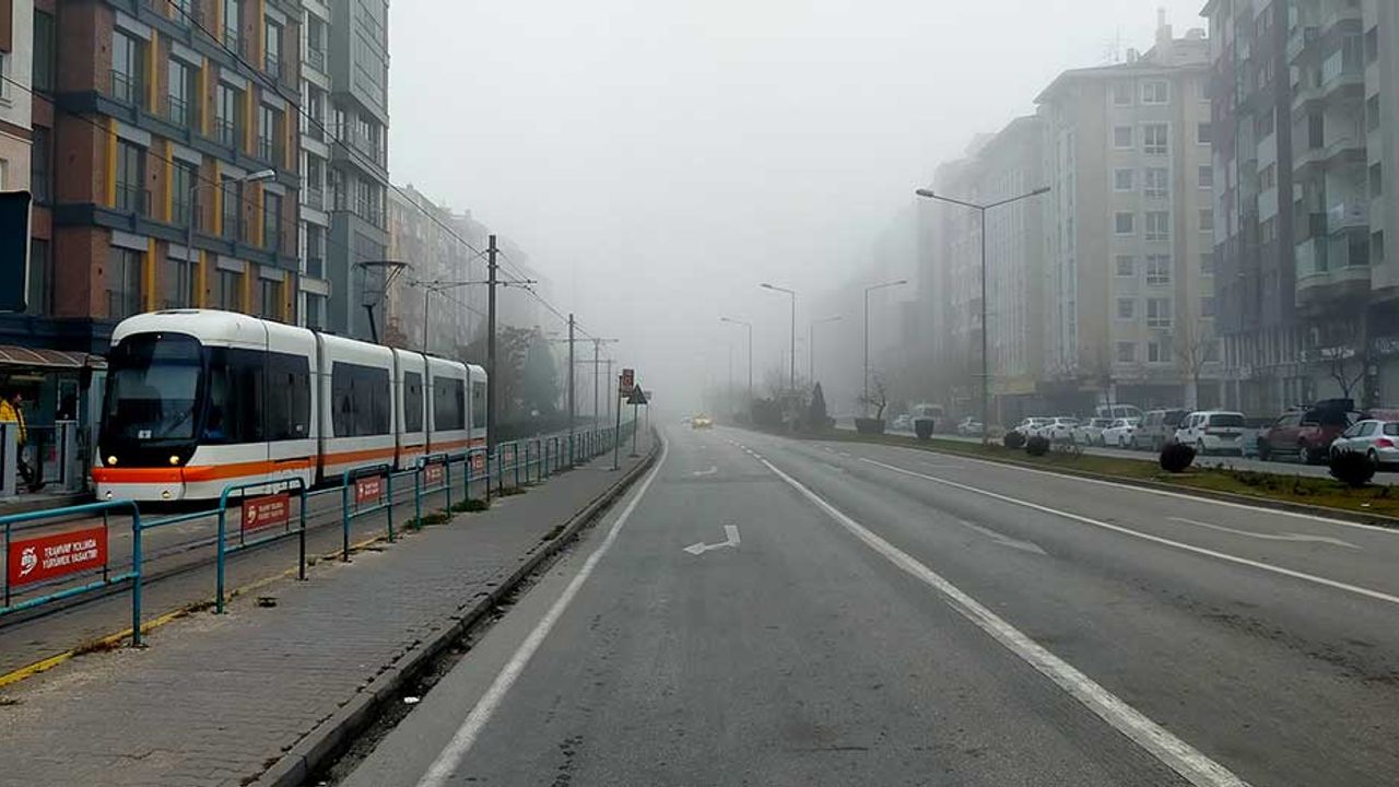 Eskişehir'de yeni yılın ilk günü yoğun sis etkili oldu