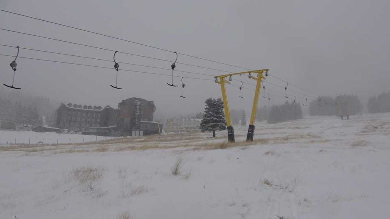 Turistler bu habere çok sevinecek; Uludağ'a beklenen kar yağdı