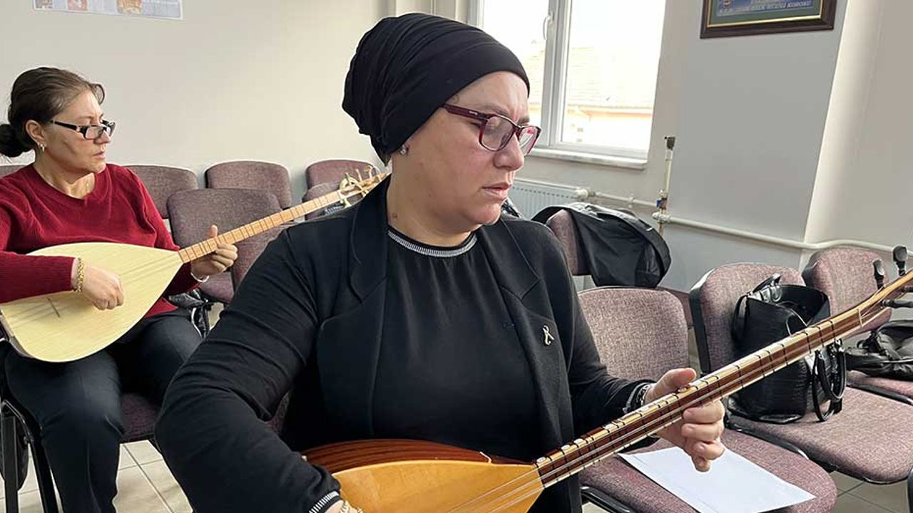 Bu halk eğitim merkezinde Eskişehirli kadınlar enstrüman çalmayı öğreniyorlar
