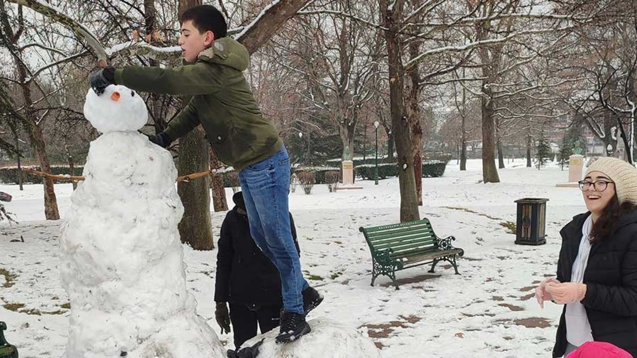 Eskişehir'de herkes boyuna göre kardan adam yaptı
