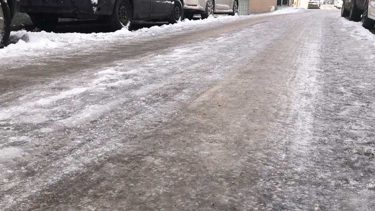 Eskişehir'de sokak ve kaldırımlar buz pistine döndü; Aman dikkat!