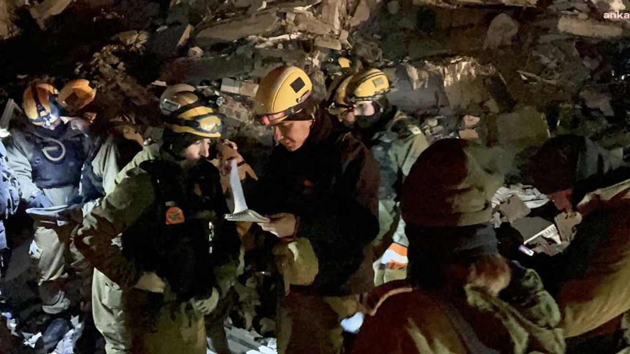İsrail'den gelen arama kurtarma ekibi 4 kişiyi kurtardı