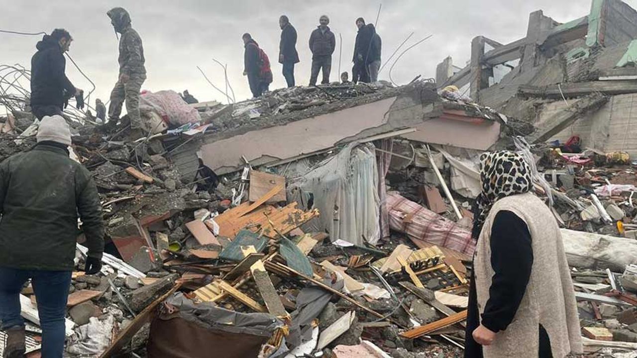 Eskişehir'e gelen depremzede kendiyle aynı kaderi paylaşanlara yardım etmek için çalışıyor
