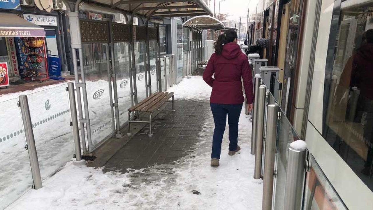 Eskişehir halkı karla kaplı duraklarda tramvay beklemek istemiyor!