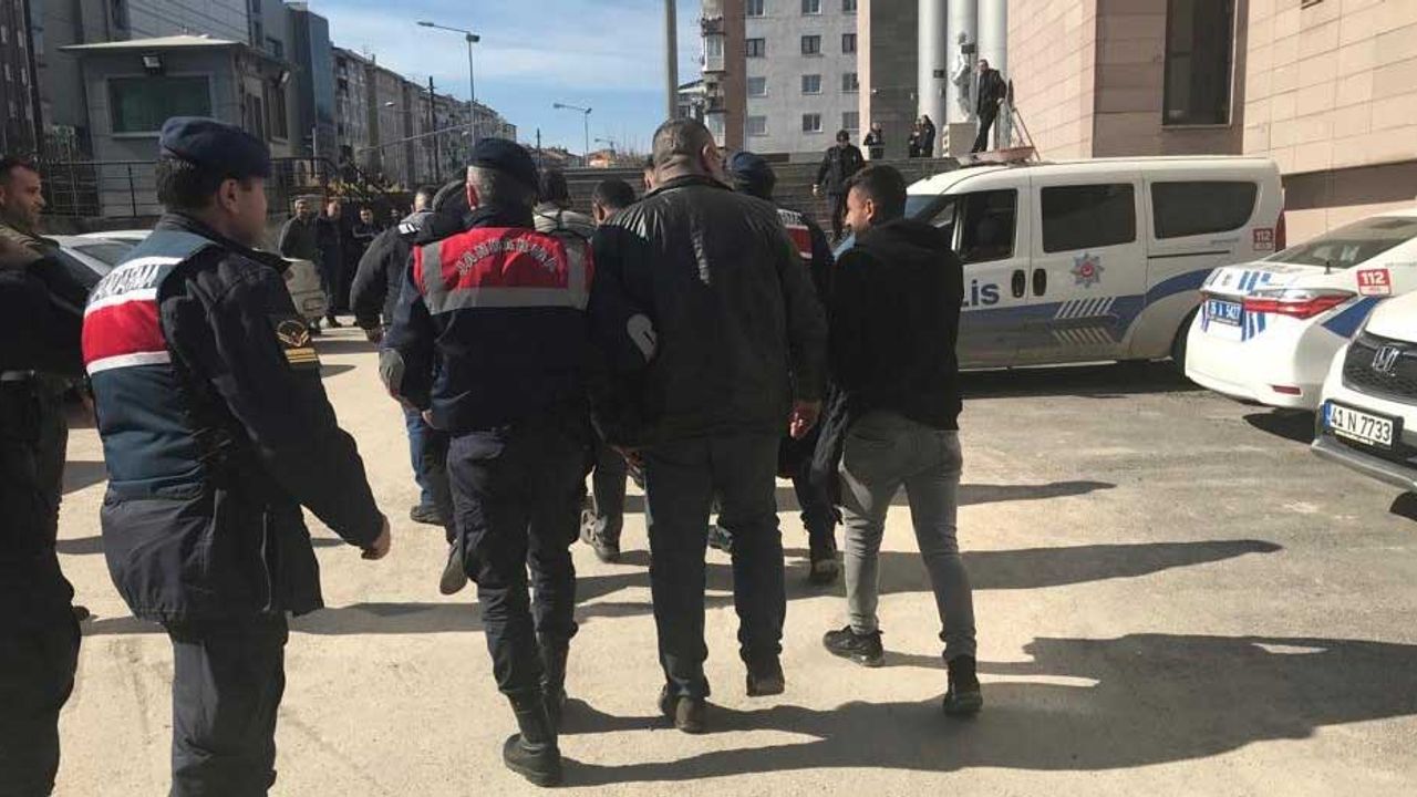 Eskişehir'de kaçak sigara operasyonu; Tır dorsesine saklamışlar!