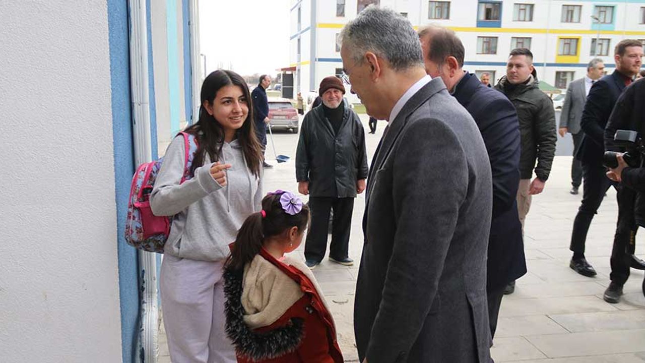 Eskişehir Valisi Erol Ayyıldız depremzedeleri ziyaret etti