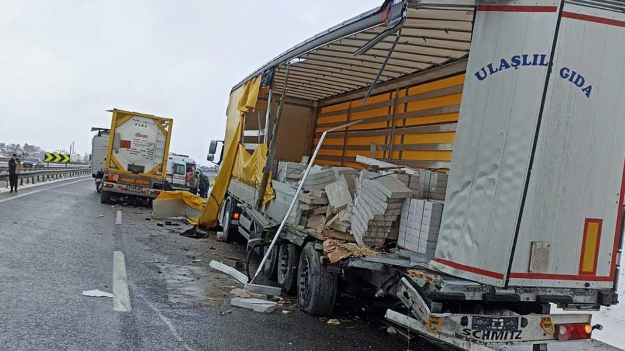 Bilecik - Eskişehir yolunda feci kaza; 2 tır çarpıştı!