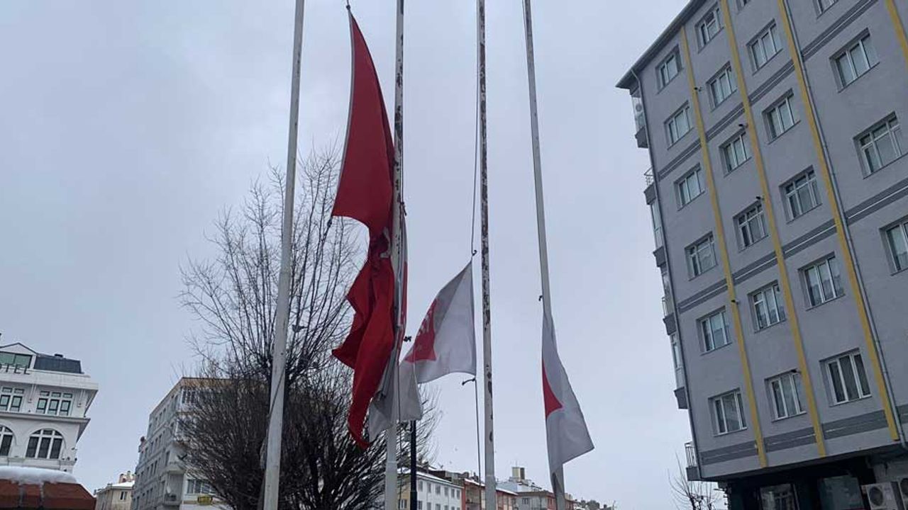 Eskişehir’de bayraklar milli yas nedeniyle yarıya indi
