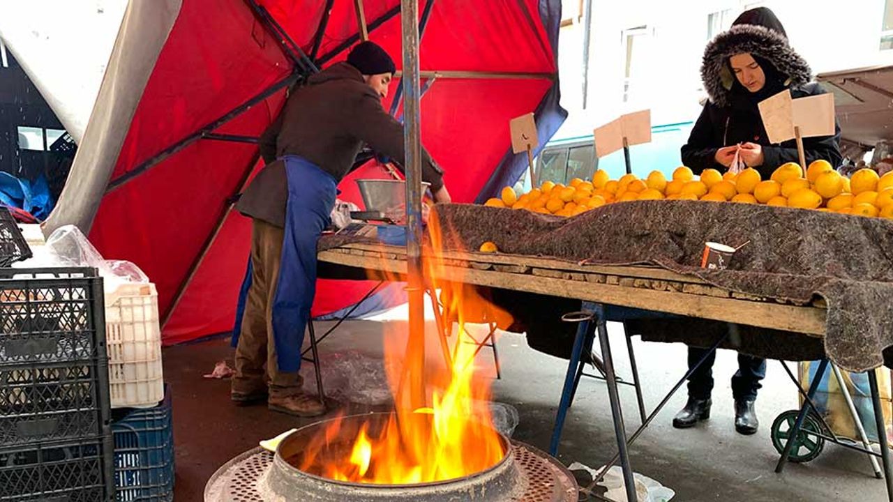 Eskişehir’de pazar esnafı ateş yakarak ısınmaya çalışıyor