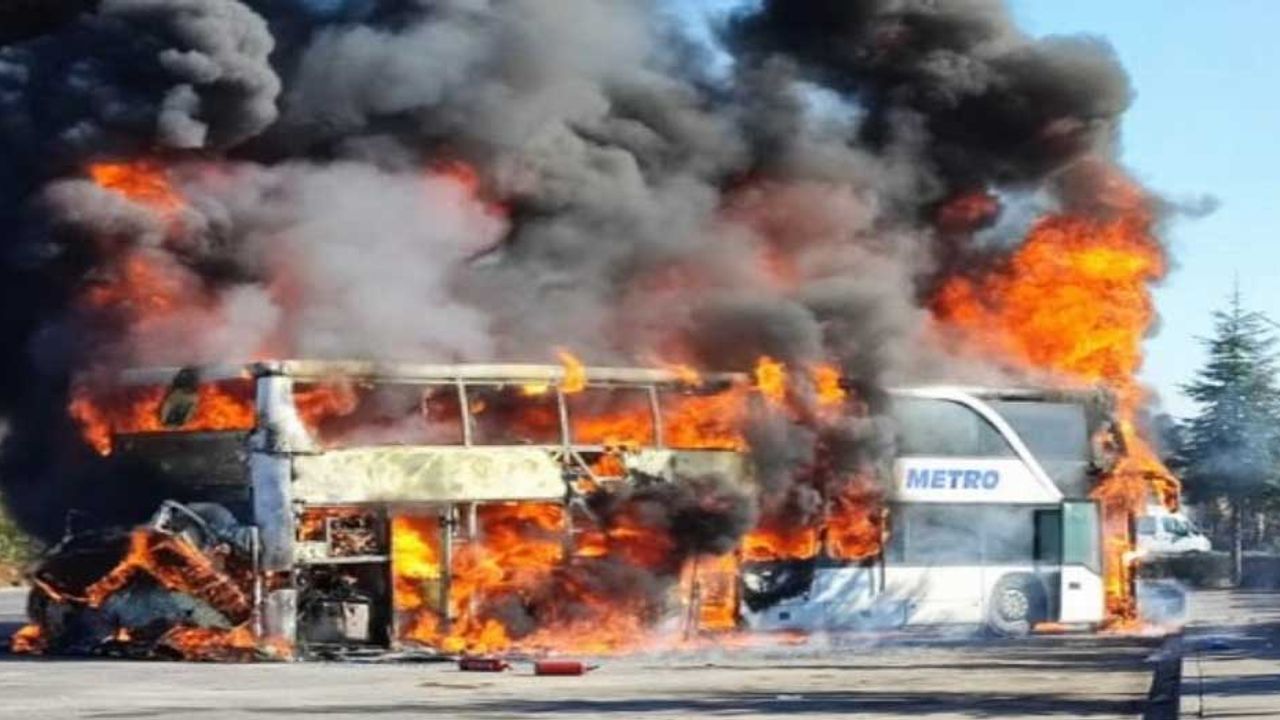Şehirlerarası yolcu otobüsü alev alev yandı!