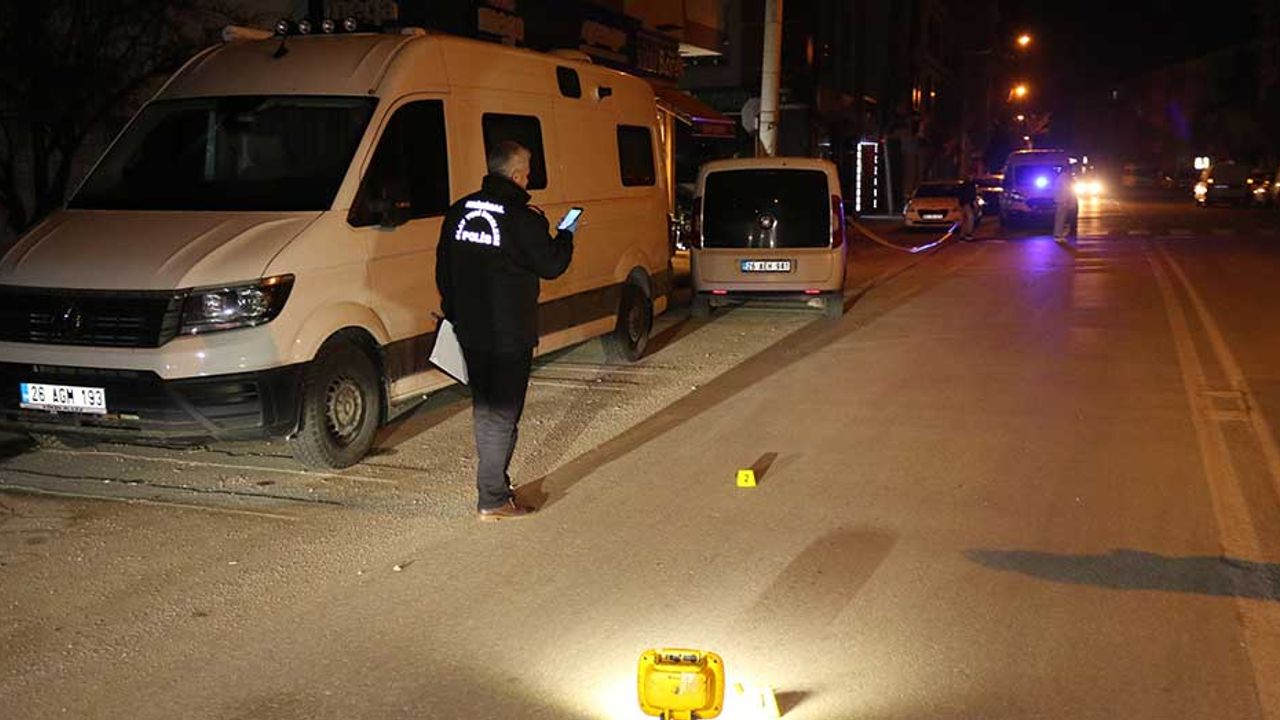 Eskişehir'de taksi bekleyen şahsa silahla ateş etmişler!
