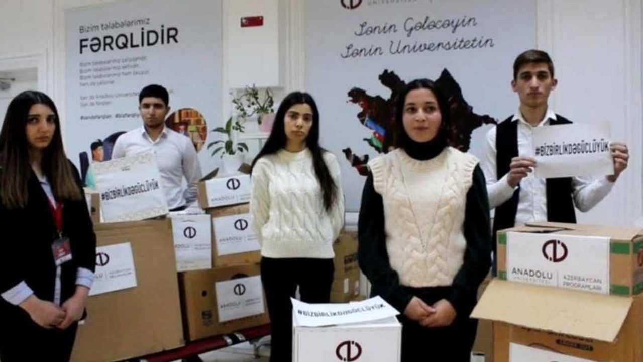 Azerbaycanlı öğrenciler topladıkları yardımları Türkiye'ye ulaştırıyor