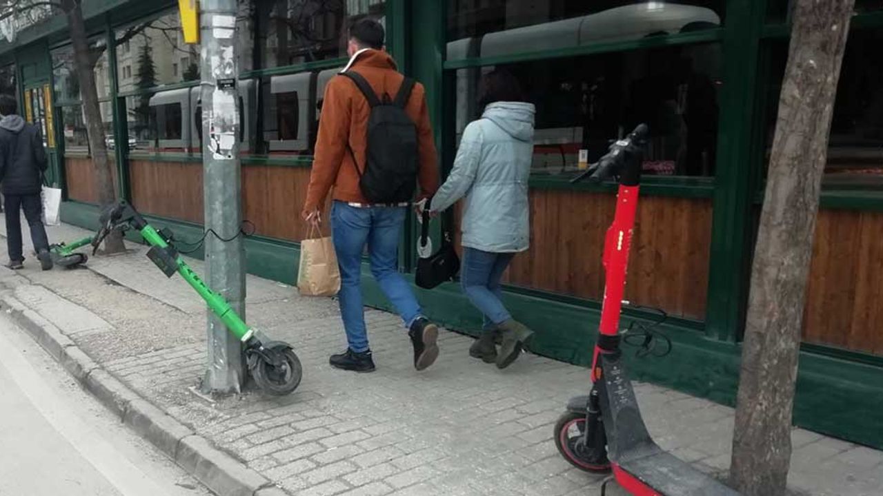 Eskişehir'de dikkatsizce park edilen scooterlar tepki topluyor!