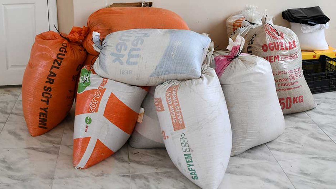 Eskişehir'den deprem bölgesindeki çiftçilere yem desteği!