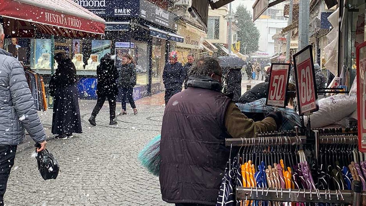 Eskişehir'de kar yağışına rağmen caddeler boş kalmadı