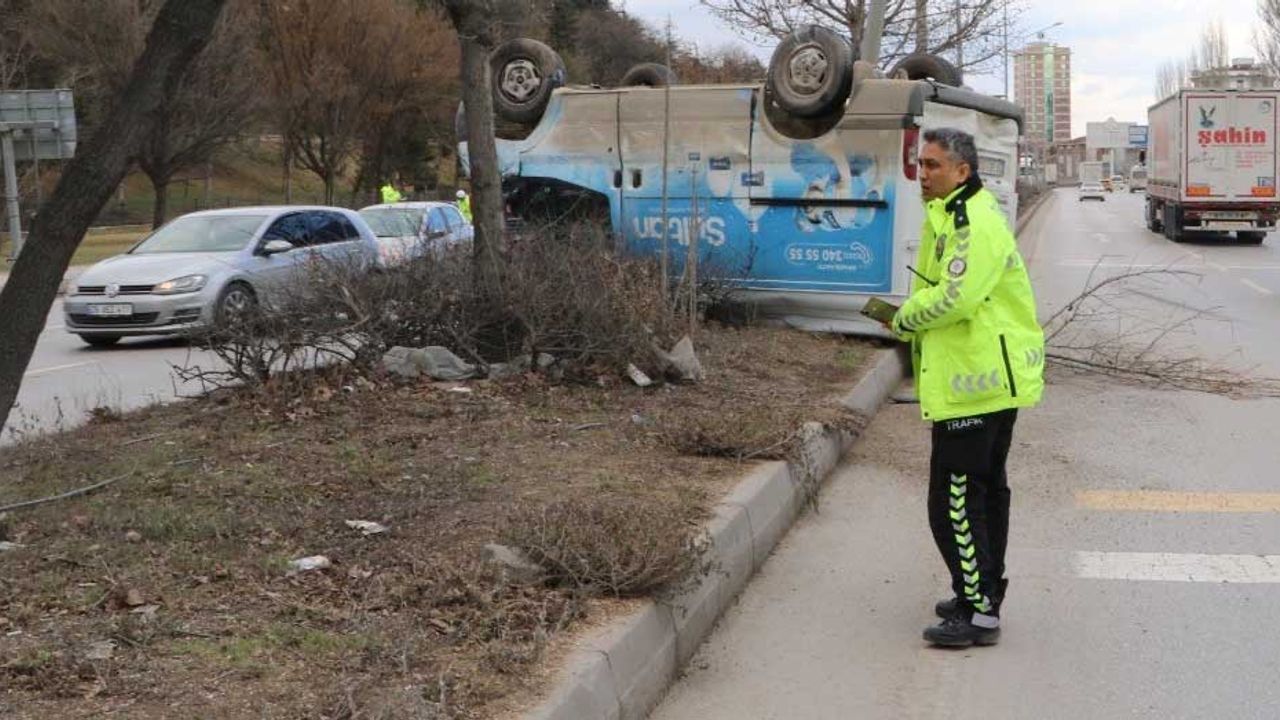 Eskişehir'de feci kaza; Takla atarak refüje çıktı!