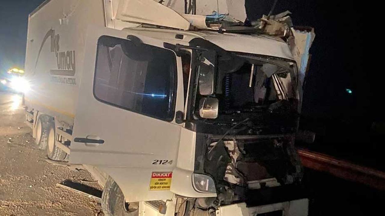 Eskişehir'de feci kaza; Kamyon sürücüsü ağır yaralı!