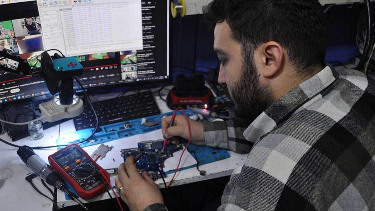 Eskişehir'de bilgisayarcı esnafı işlere yetişmeye çalışıyor