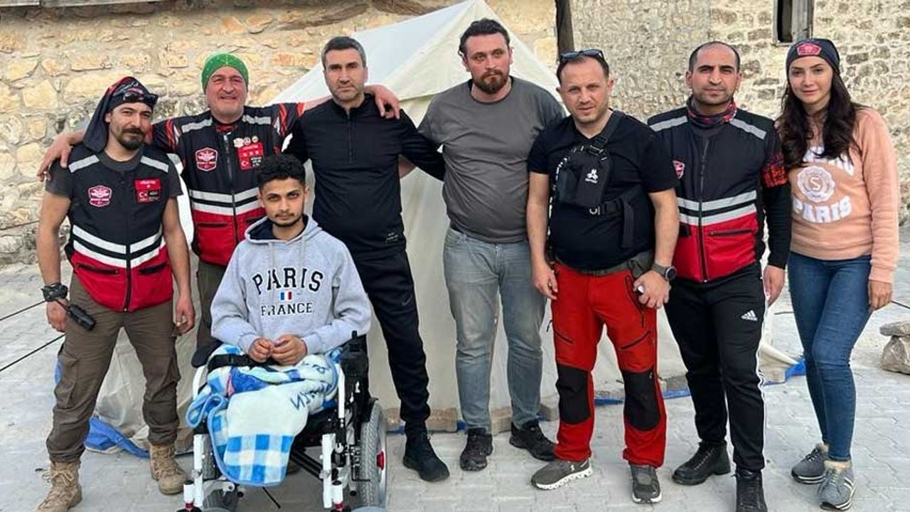 Eskişehir'den Hatay'a giderek tekerlekli sandalye dağıttılar