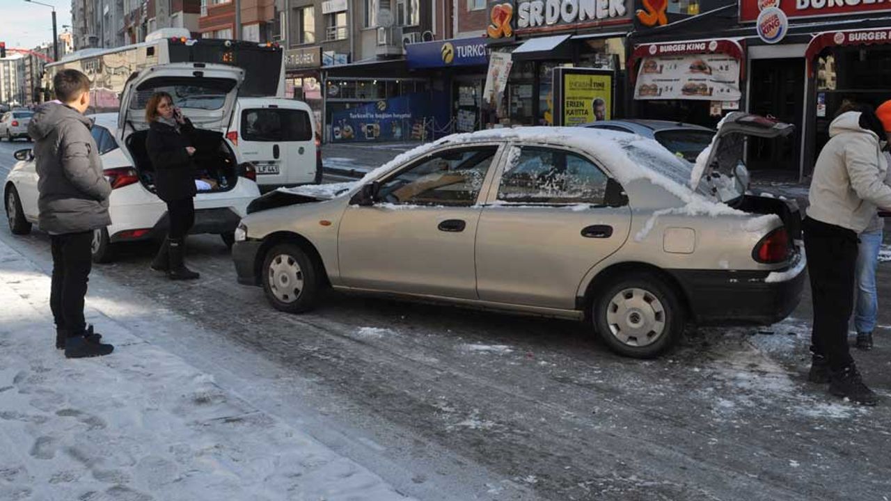 Eskişehir'de buzlanan yollarda trafik kazaları meydana geldi