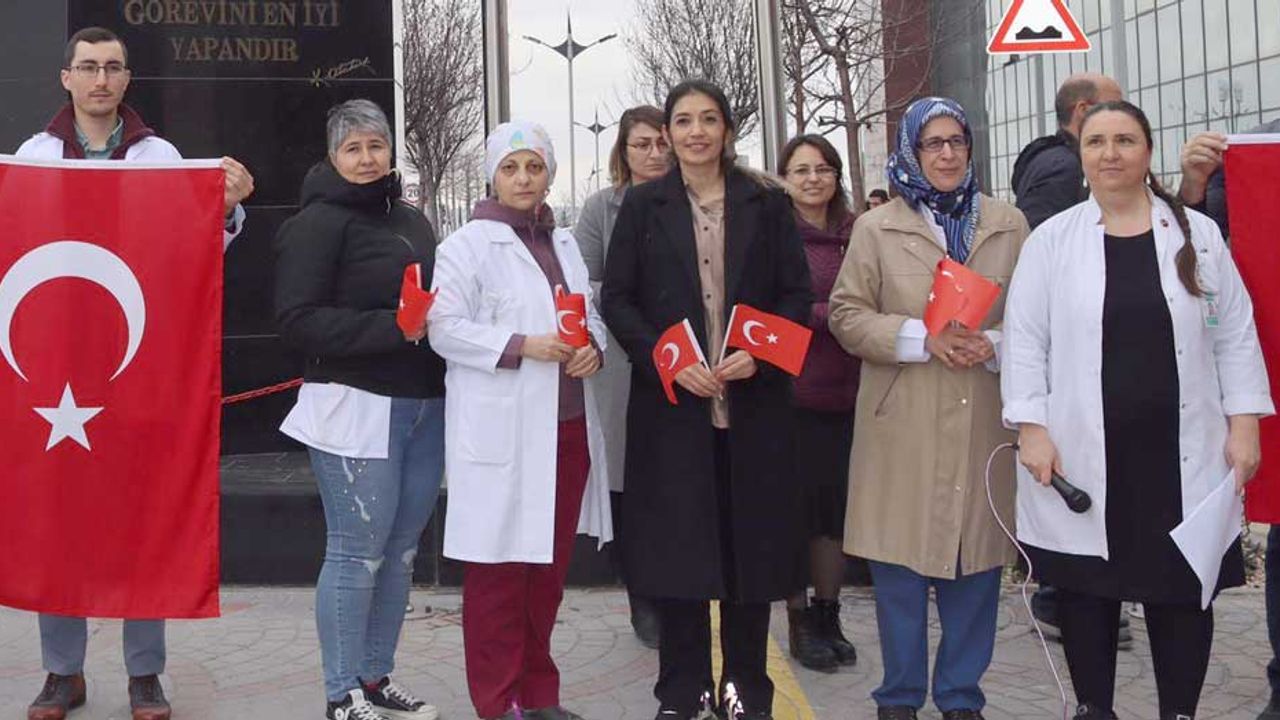 Eskişehir'de doktorlar tıp bayramını buruk bir şekilde kutladı