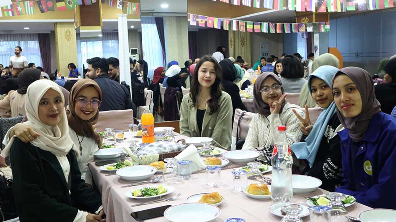 Eskişehir'de uluslararası iftar yemeği; 37 ülkeden insan vardı!