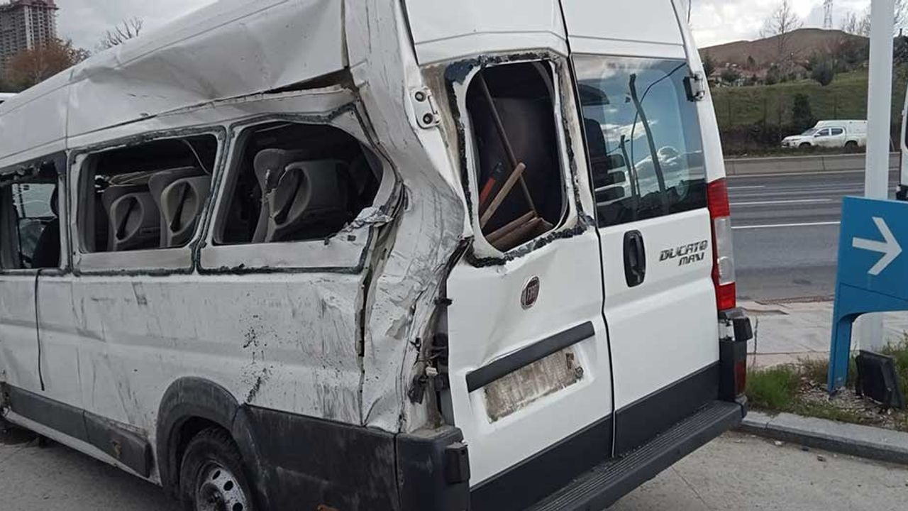 İşçileri taşıyan servis minibüsü kaza yaptı; Yaralılar var!