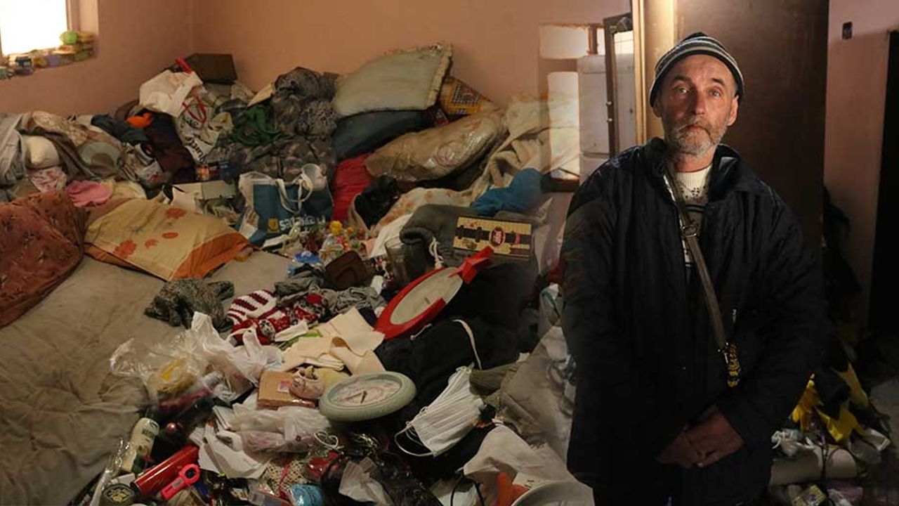 8 yıldır çöp evde yaşıyor; "Belediye evimi temizlesin"