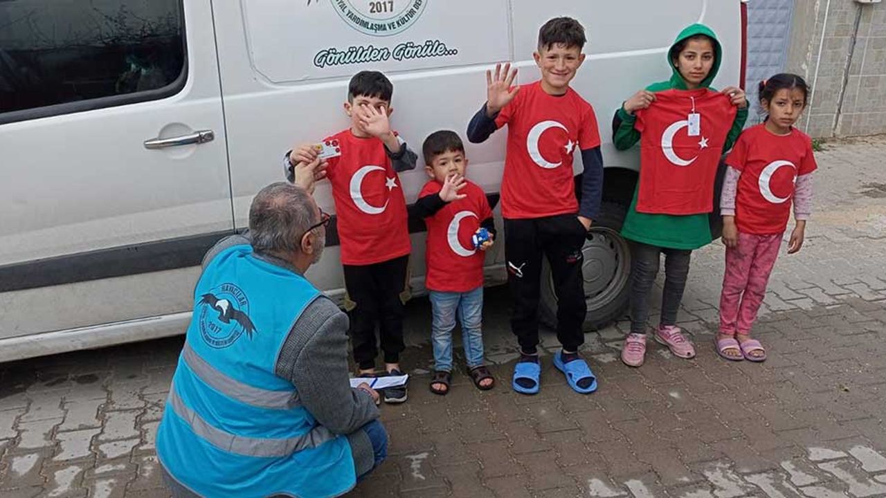 Eskişehir'de çocuklara Türk bayrağı baskılı tişörtler dağıttılar