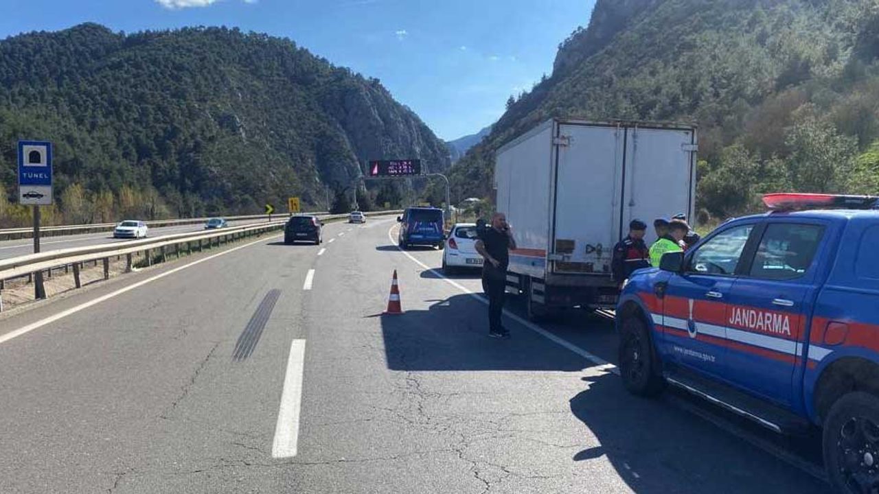 Bilecik - Eskişehir yolunda iki otomobil çarpıştı!